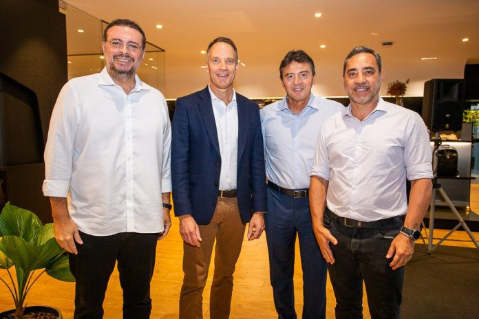CEO Mercedes Benz Ronal Koning Visita Newland 9180