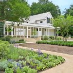 Life_1.O Terreno De 5 Mil Metros Quadrados Parece Uma Propriedade Rural_ Fontes De Agua Um Jardim De Corte Jardim De Fadas E Amplo Gramado (1)