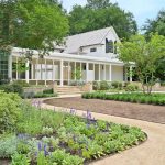 Life_1.O Terreno De 5 Mil Metros Quadrados Parece Uma Propriedade Rural_ Fontes De Agua Um Jardim De Corte Jardim De Fadas E Amplo Gramado