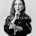 #광고 이탈리아 럭셔리 브랜드 보테가 베네타가 브랜드의 아이코닉한 가죽 수공예 기법인 인트레치아토의 탄생 50주년을 맞이해 새로운 캠페인 'Craft Is Our Language'를 선보입니다. 이번 (2)