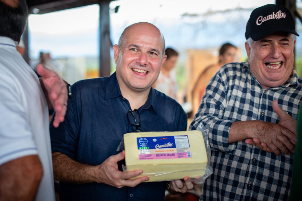 Roberto Cláudio E Antunes Mota (2)_Easy Resize.com