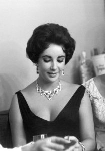 1.A Colecao Cartier Inclui Um Colar Presenteado A Elizabeth Taylor Por Seu Terceiro Marido E Produtor De Cinema Mike Todd Durante Suas Ferias Na Riviera Francesa Em 1957 768x1100