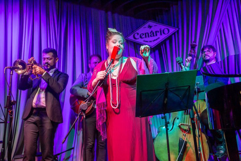 Cenario Recebe Raara Contando Billie Holliday 0275