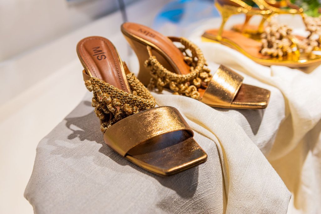 695A9836
