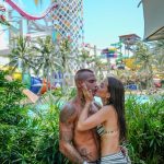 Mel Maia encerra temporada no Ceará com passeio ao Beach Park ao lado do namorado e amigos