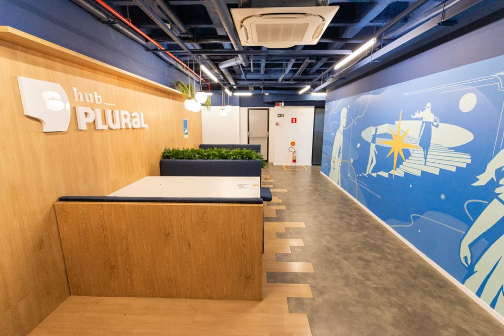 695A4700